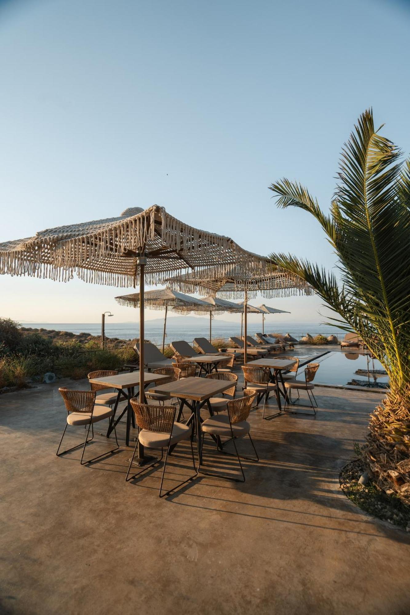 Colombos Beachfront Foinikia  Ngoại thất bức ảnh