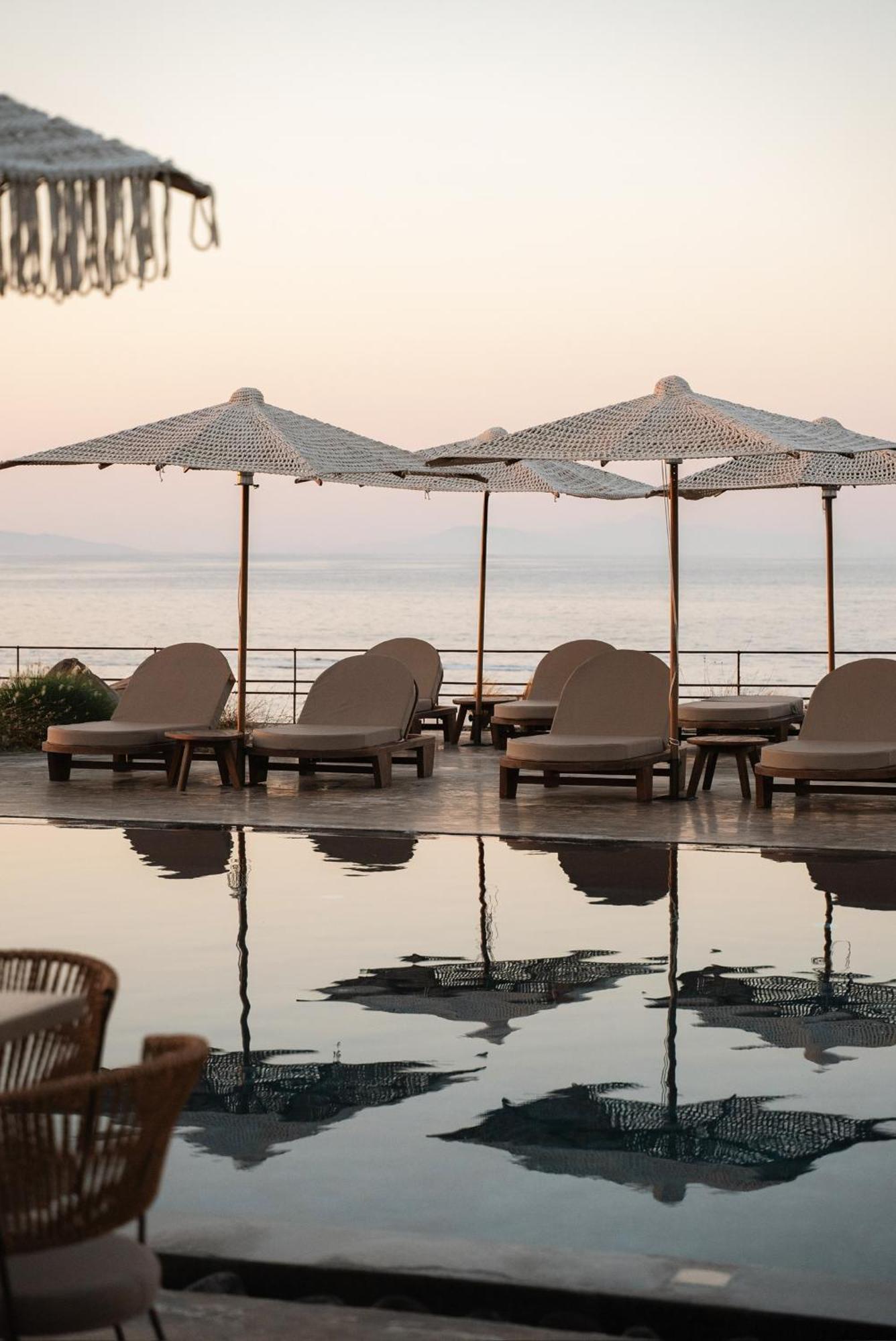 Colombos Beachfront Foinikia  Ngoại thất bức ảnh