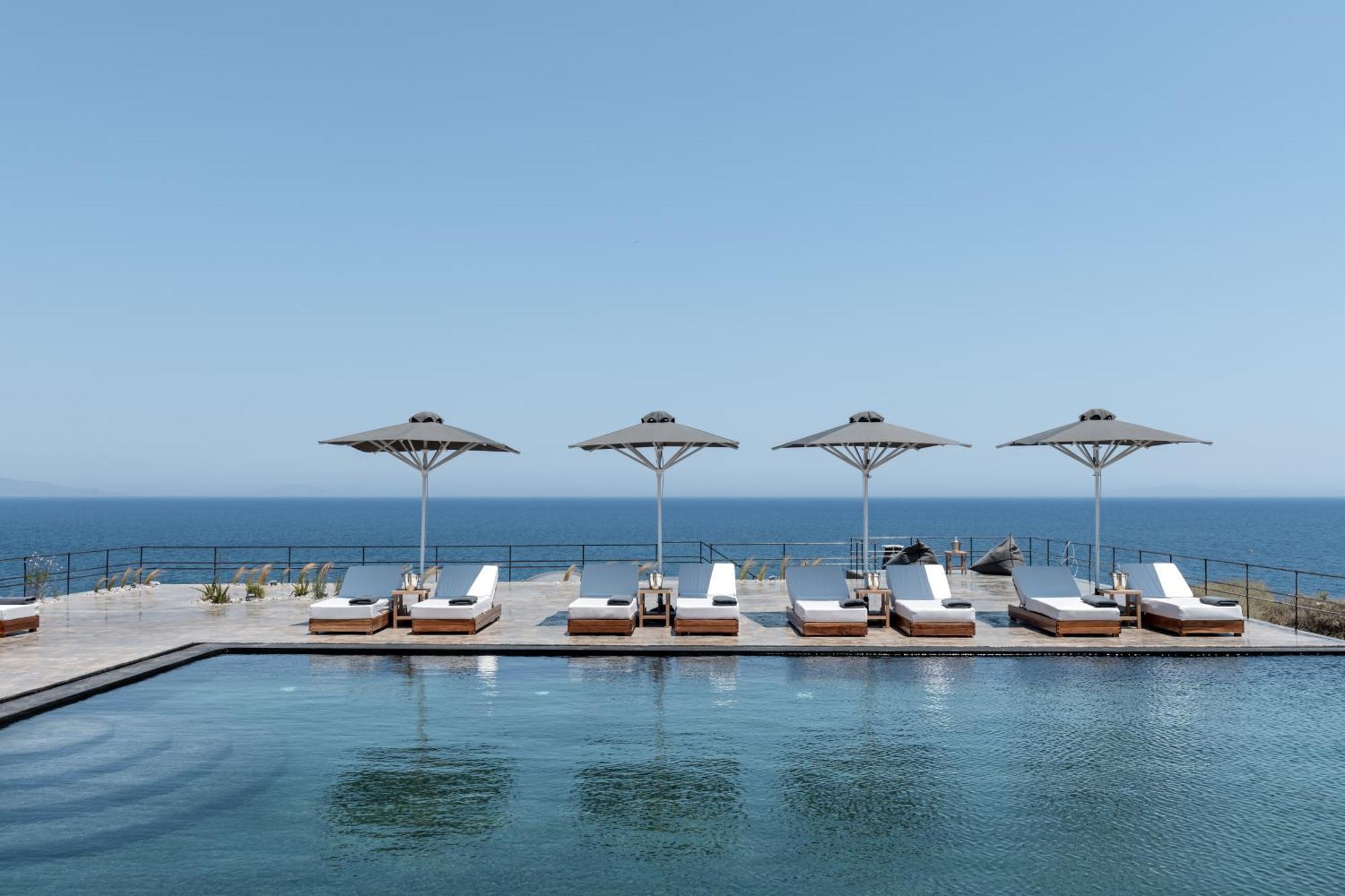 Colombos Beachfront Foinikia  Ngoại thất bức ảnh