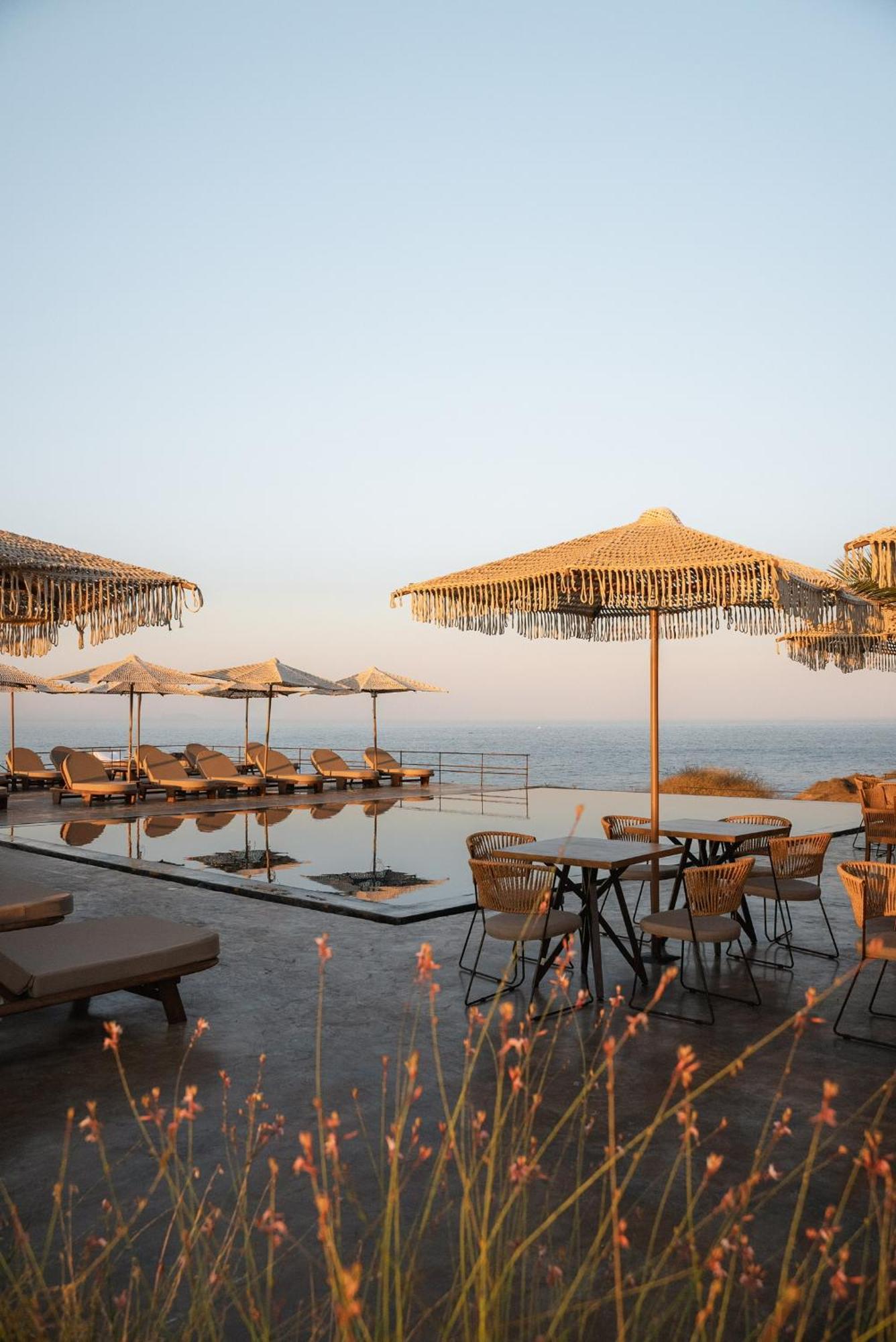 Colombos Beachfront Foinikia  Ngoại thất bức ảnh