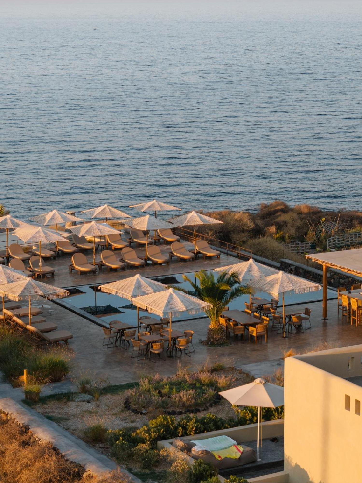 Colombos Beachfront Foinikia  Ngoại thất bức ảnh